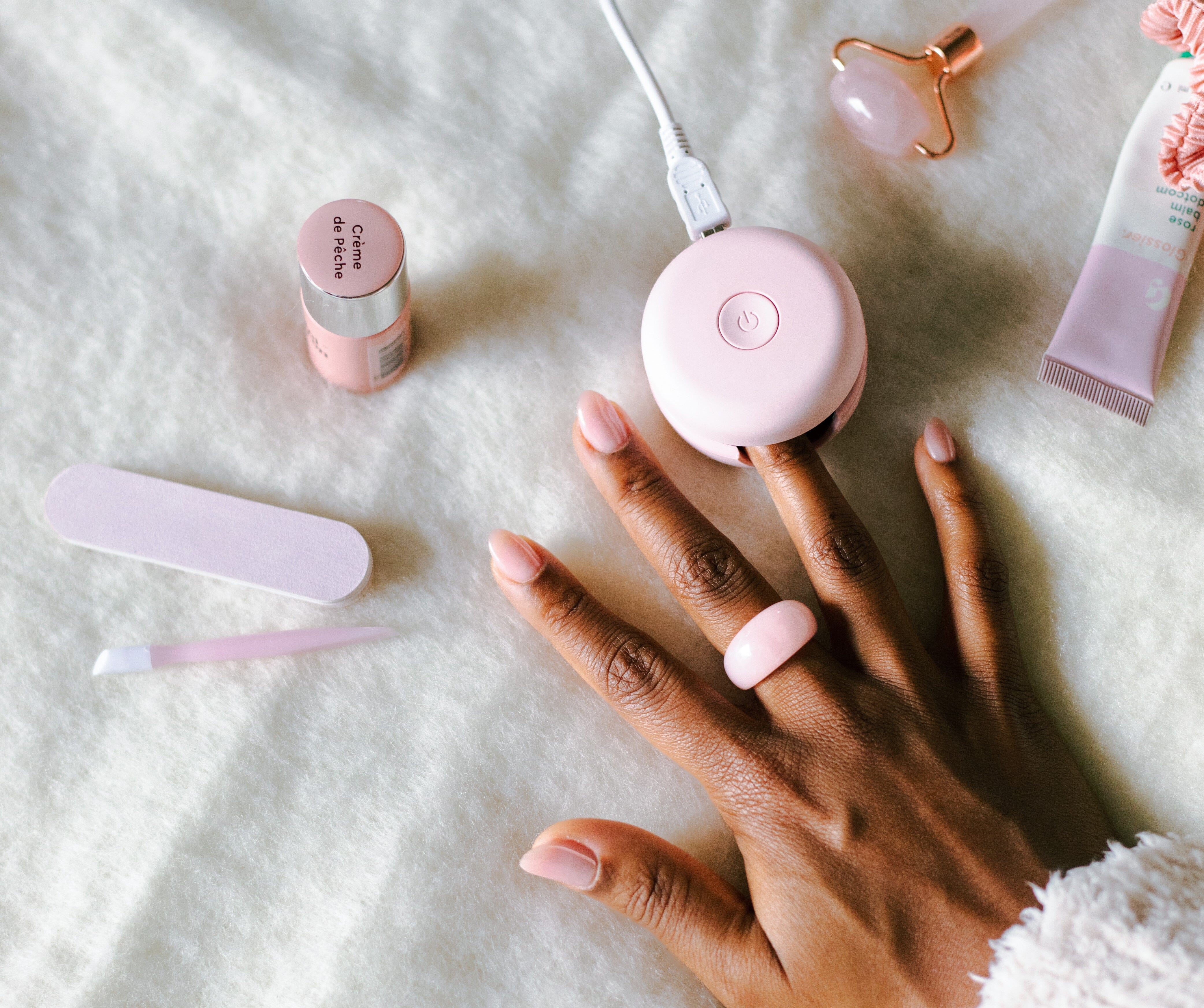 Minimalist nails: less is more for manicure designs - Le Mini Macaron Europe
